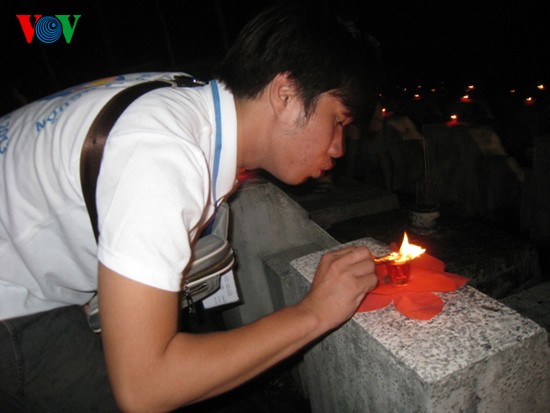 Thanh thiếu niên Việt kiều viếng liệt sĩ tại Vị Xuyên  - ảnh 6
